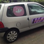 Nienkes auto, met zonneschermen en sticker Vrouwentriathlon
