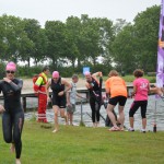 Zwemsters komen uit het water in Nijeveen