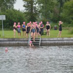 Deelneemsters gaan het water in