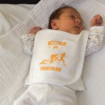 Baby Milou met triathlon-slab