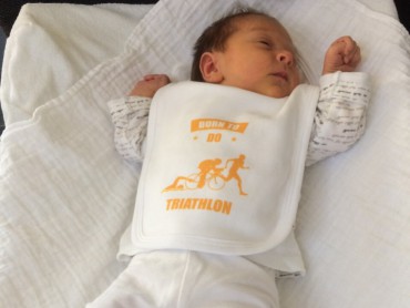 Baby Milou met triathlon-slab