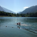 Nienke zwemt in de Alpen