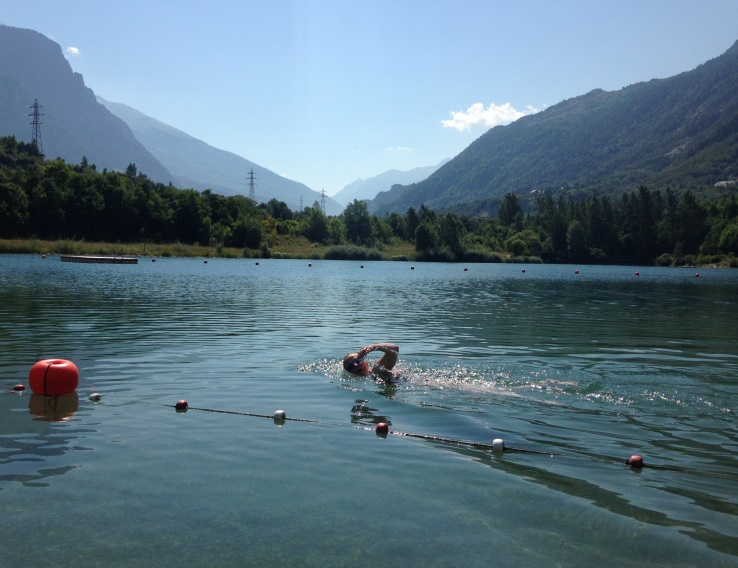 Nienke zwemt in de Alpen