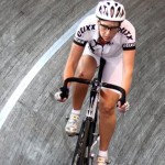 Pascale aan het fietsen op de baan