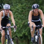 Twee fietsende deelneemsters