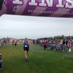 Nienke komt over de finish