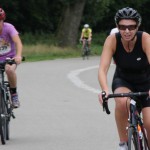 Deelneemsters onderweg op de fiets