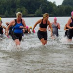 Deelneemsters komen na het zwemmen het water uit