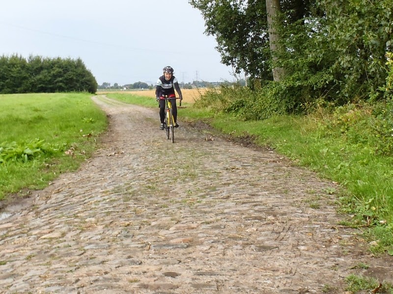 Nicole tijdens een fietstraining op de kasseien