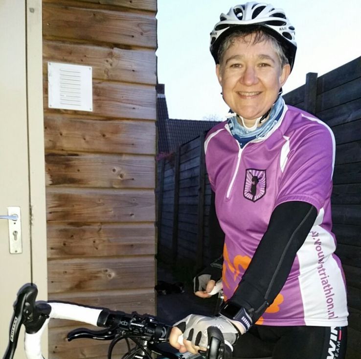 Wilma, in Vrouwentriathlon-wielershirt, met racefiets