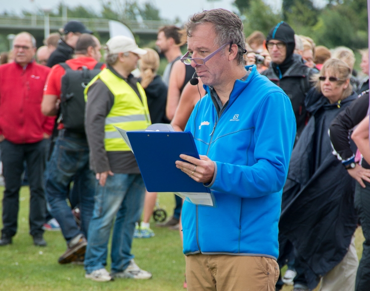 Speaker Wim bij een eerdere Vrouwentriathon