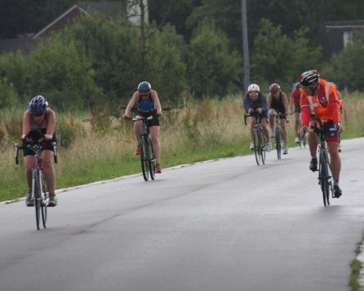 Jury fietst langs deelneemsters