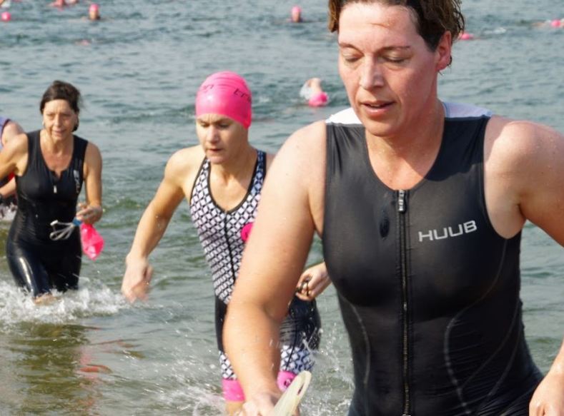 Deelneemsters komen uit het water