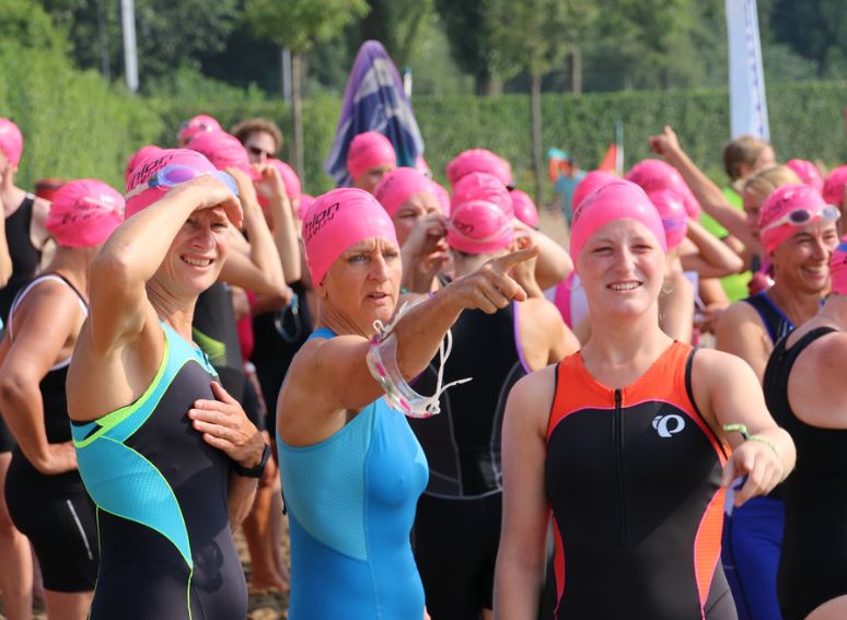 Roze badmutsen, vrolijke gezichten: klaar voor de start