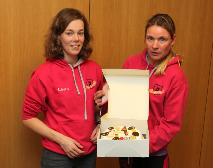 Twee sweaters, achter de taart (prijsuitreiking)