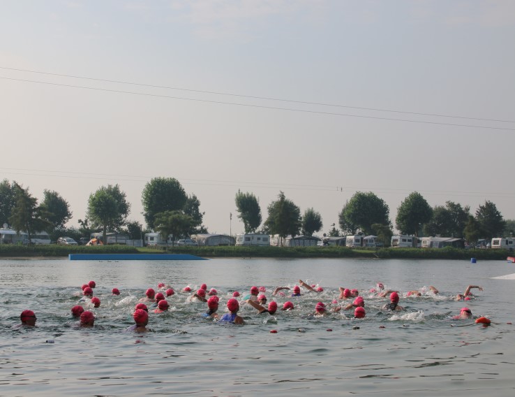 Zwemmen bij Vrouwentriathlon in Beesd, 2016