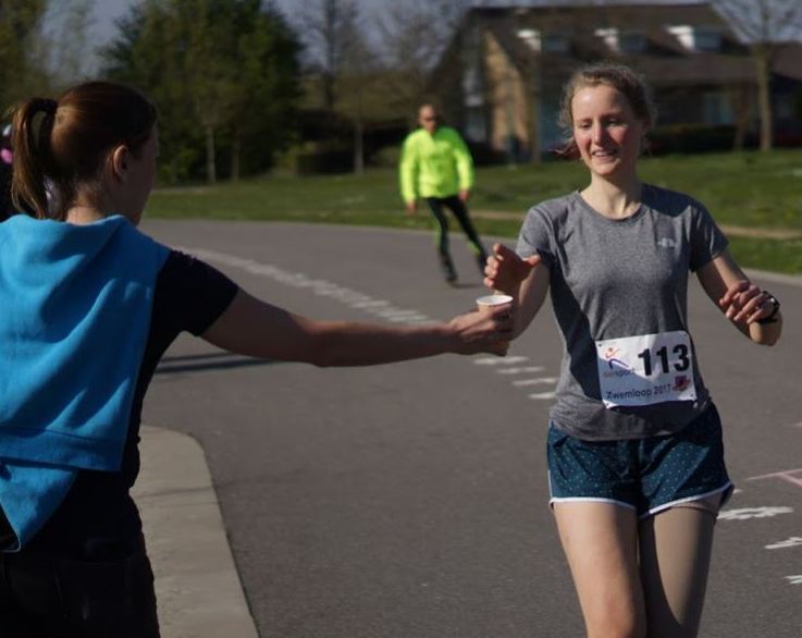 Drinken aannemen tijdens het lopen