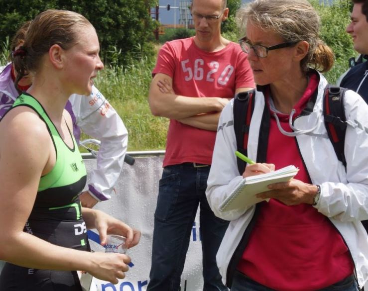 Louise van het PR-team aan het interviewen na de finish in Utrecht 2016